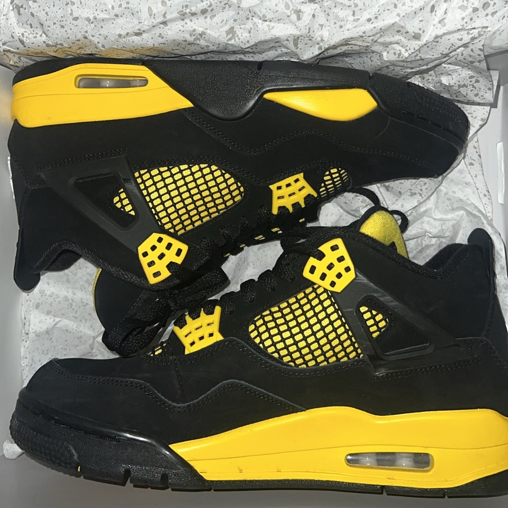 9.5 Jordan Retro 4s going for 120
